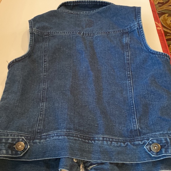Washed Denim Jean Vest. Buttons and pockets at front. Juniors . Medium - Picture 7 of 10